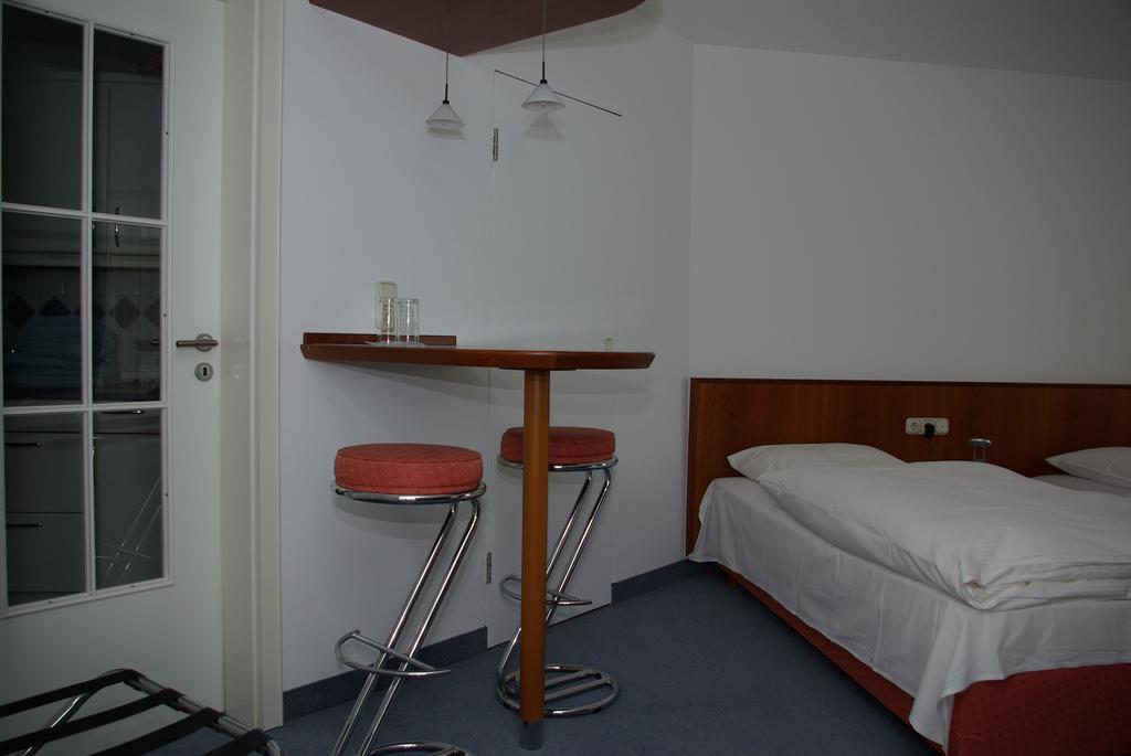 Hotel Alte Bruecke Бад-Хомбург-фор-дер-Хёэ Экстерьер фото