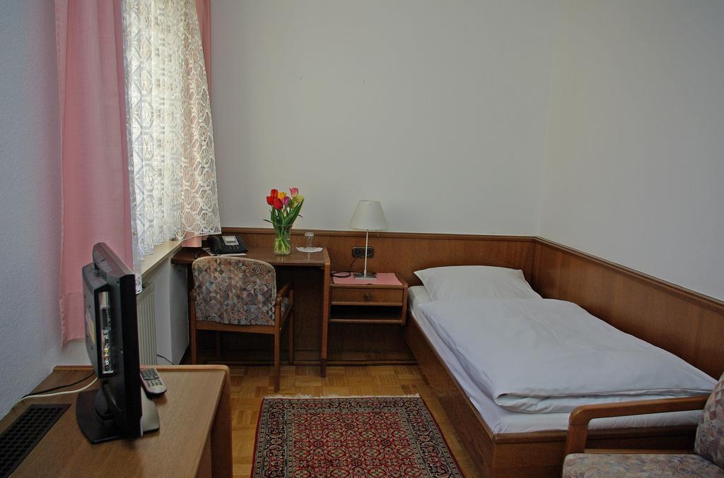 Hotel Alte Bruecke Бад-Хомбург-фор-дер-Хёэ Номер фото