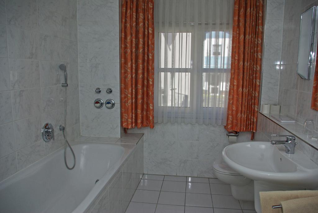 Hotel Alte Bruecke Бад-Хомбург-фор-дер-Хёэ Номер фото