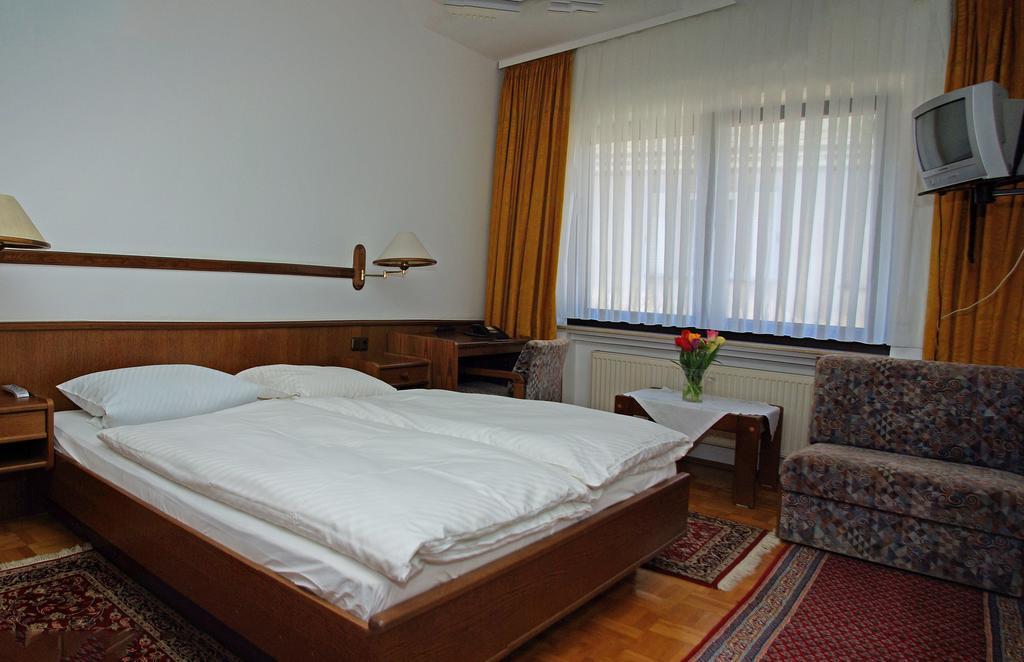 Hotel Alte Bruecke Бад-Хомбург-фор-дер-Хёэ Номер фото
